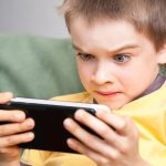 Risiko Mata Juling Pada Anak Yang Terdampak Kecanduan Gadget