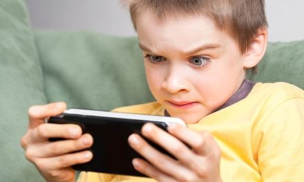 Risiko Mata Juling Pada Anak Yang Terdampak Kecanduan Gadget