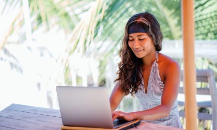 Warna Pakaian Yang Cocok Untuk Mereka Yang Berkulit Gelap