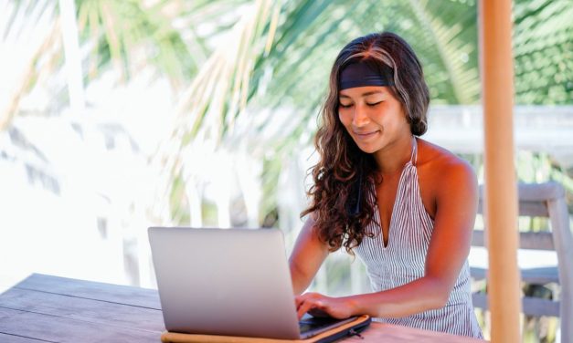 Warna Pakaian Yang Cocok Untuk Mereka Yang Berkulit Gelap