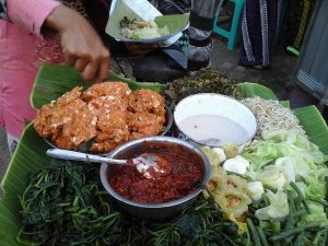 Rujak Teplak Khas Tegal, Sayur Siram Sambal Singkong Rebus