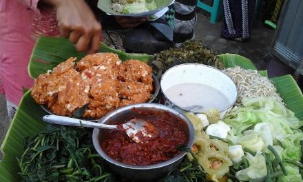 Rujak Teplak Khas Tegal, Sayur Siram Sambal Singkong Rebus