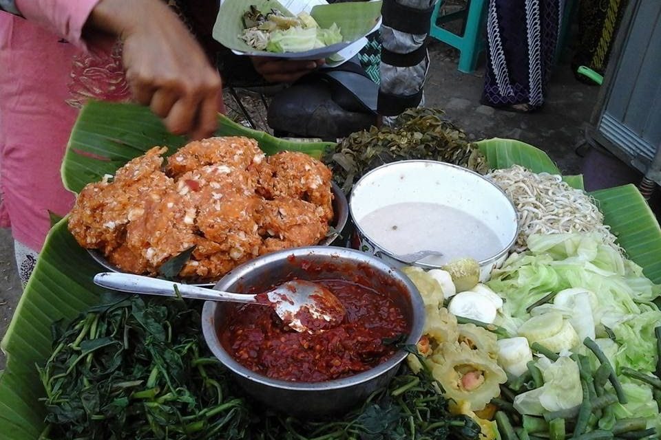Rujak Teplak Khas Tegal, Sayur Siram Sambal Singkong Rebus