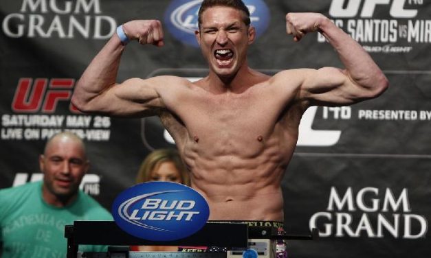 Nekat Lompat Ke Arena, Eks Juara UFC Kena Denda Rp81 Juta!