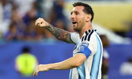 Baru 11 Menit, Messi Sudah Harus Tumbang